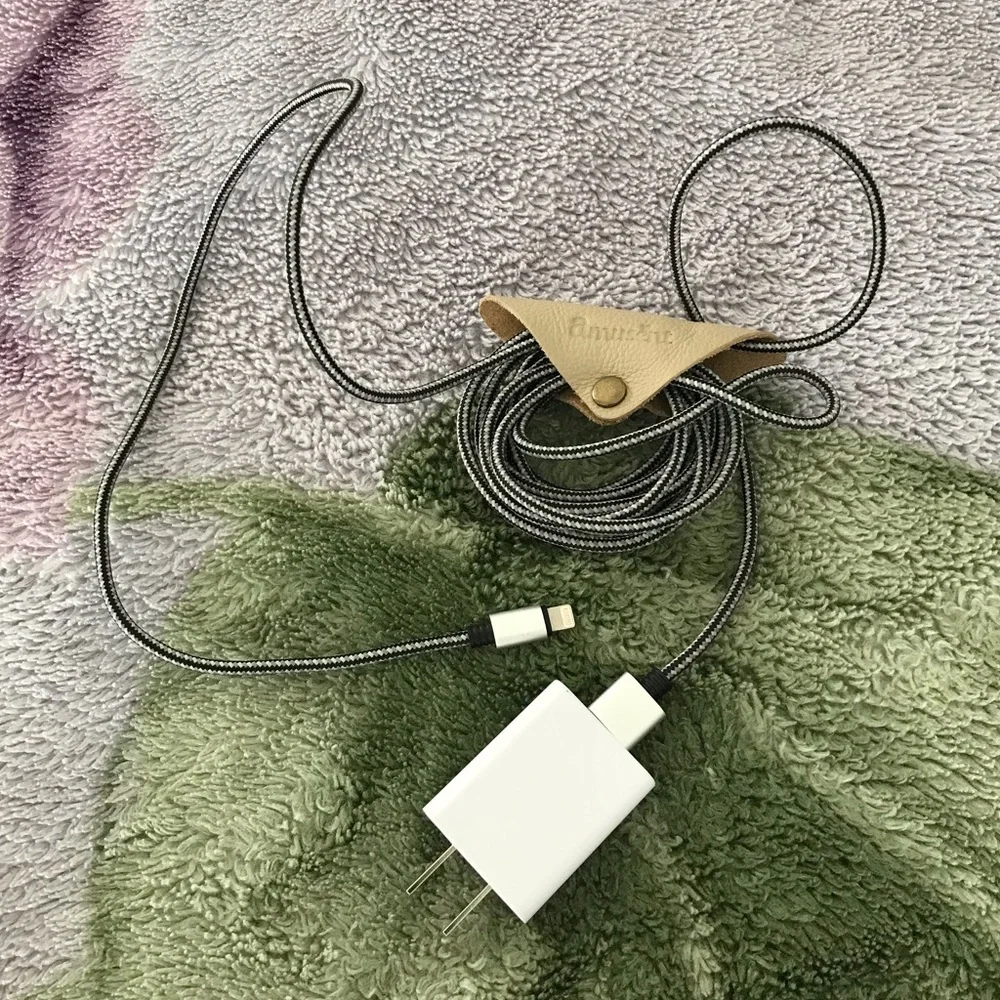 Teka AC Adapter + iPhone Lightning Cable + Leather Cord Organizer